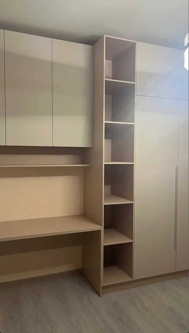 Светлый стеллаж со столом